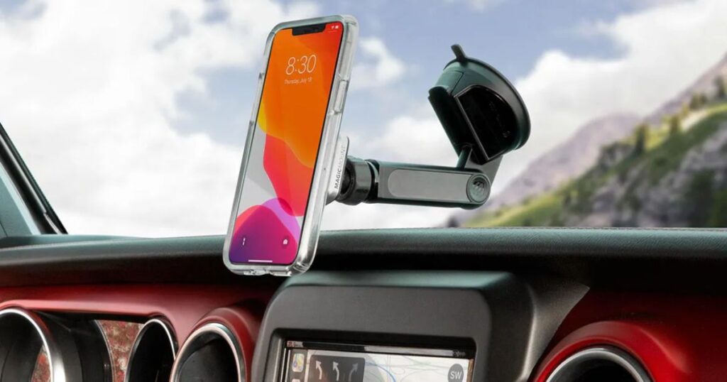 Drivers use magnetic cellphone car mounts